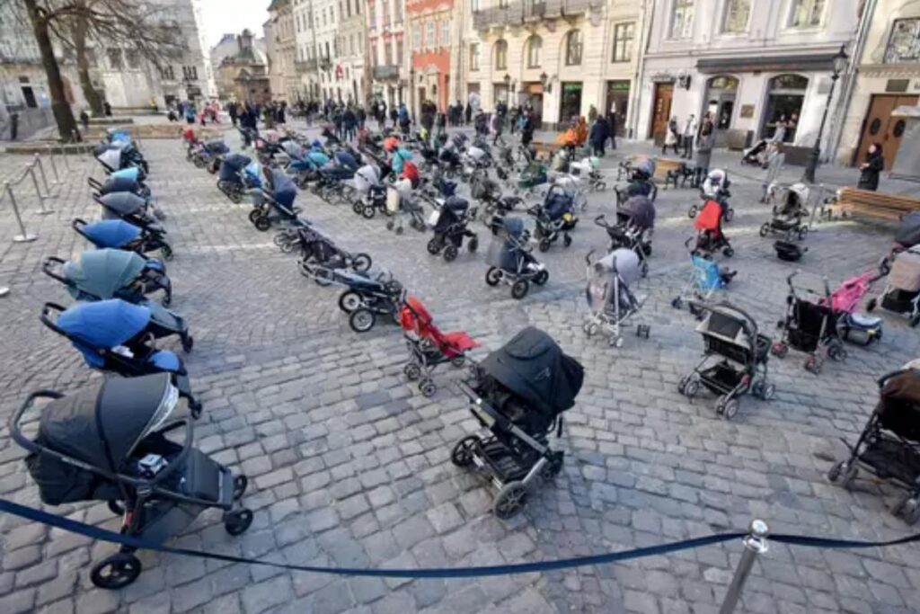 Ativistas usam carrinhos de bebê em protesto contra morte de crianças em guerra na Ucrânia
