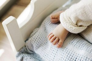 Dormir traz diversos benefícios para o desenvolvimento do bebê, inclusive, na melhora do humor, da memória, do raciocínio e até mesmo do sistema imunológico