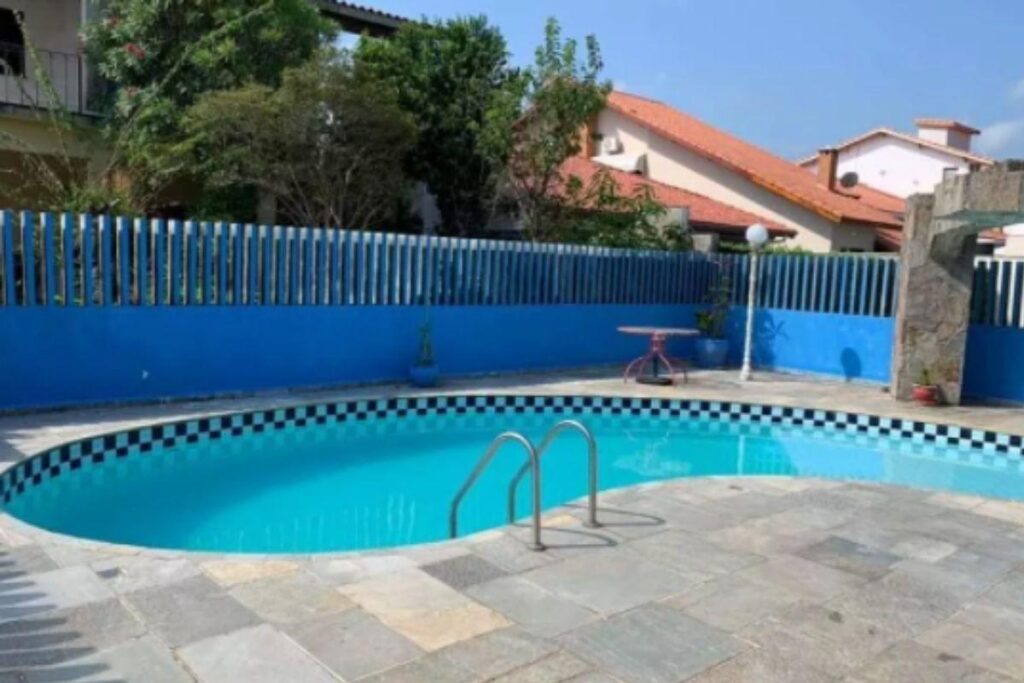 Bebê de 1 ano morre após se afogar na piscina durante aniversário do irmão