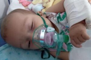 A bebê recebeu alta mesmo estando doente