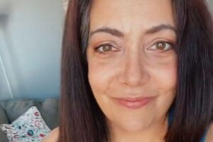 Mulher chama atenção da internet ao rebater críticas por ter engravidado 2 vezes nessa idade