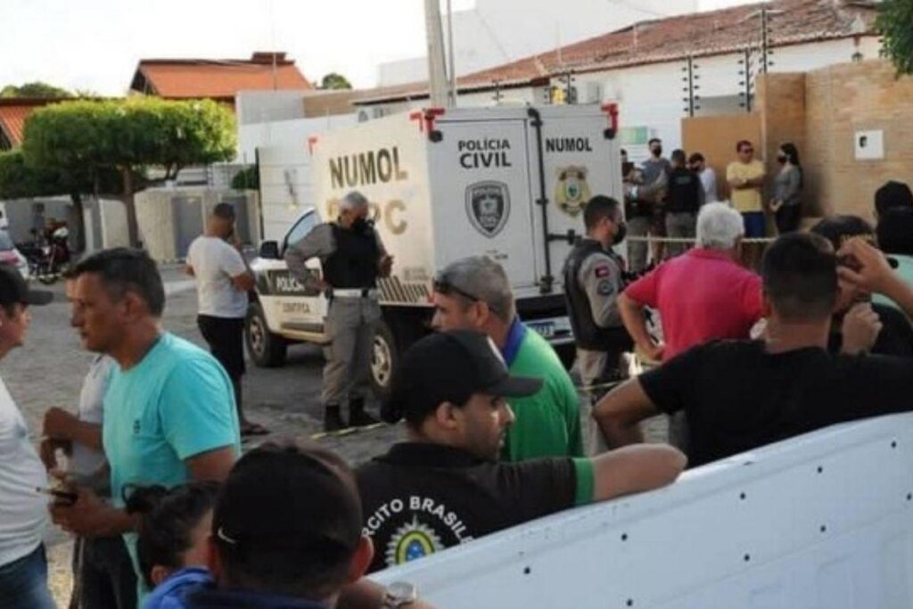 O adolescente matou a mãe e o irmão a tiros