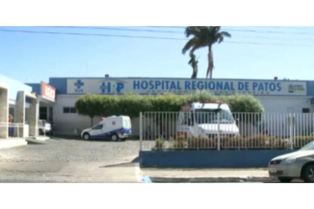 Menino de 13 anos que matou a mãe e o irmão ‘se assustou quando viu que o pai estava vivo