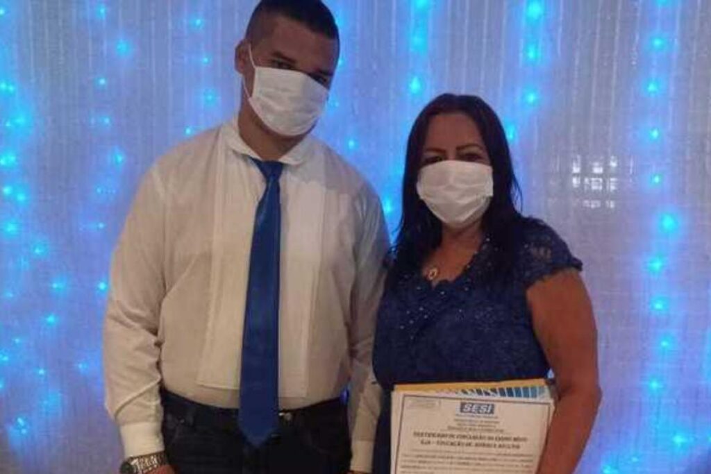 Neto e avó se formam juntos no ensino médio pelo EJA