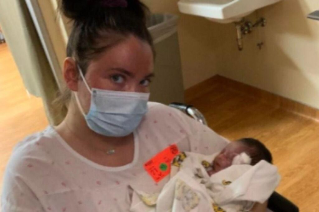 Mulher vai ao hospital por sentir dores de barriga e descobre que estava em trabalho de parto