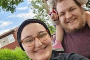 O pai havia deixado a bebê em um banco com travesseiros ao redor