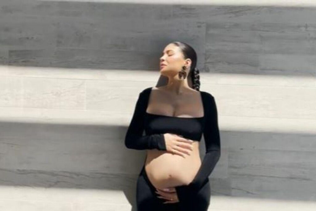 Kylie Jenner publica foto no Instagram sobre o corpo no pós-parto