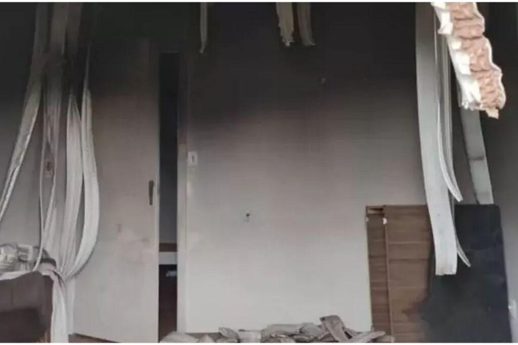 Criança consegue fugir com dois irmãos gêmeos no colo enquanto casa da família pega fogo