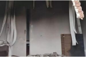 Criança consegue fugir com dois irmãos gêmeos no colo enquanto casa da família pega fogo