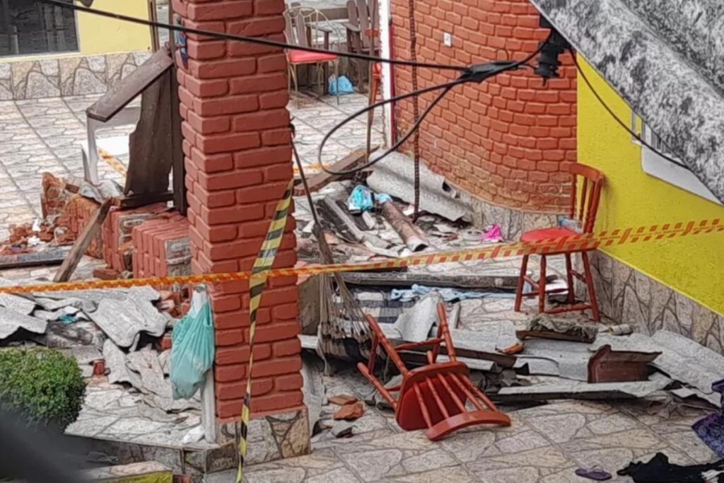 Coluna que segurava rede de balanço cai e mata uma criança de 10 anos