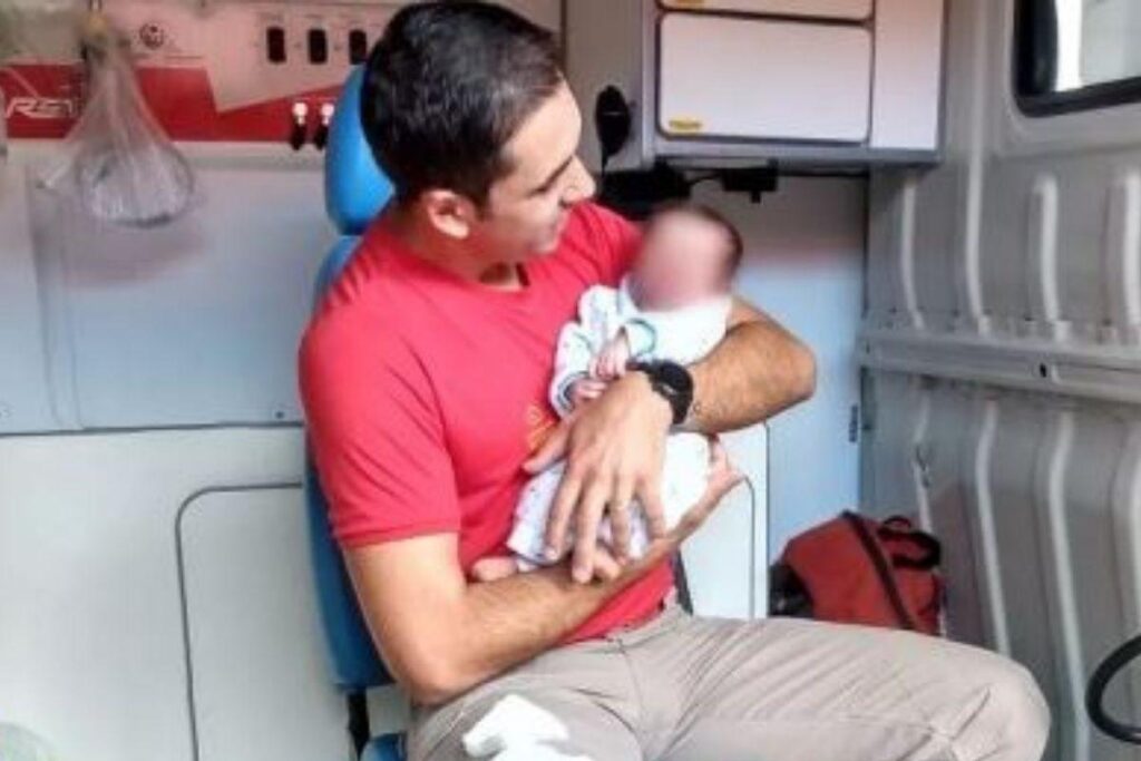 O bombeiro pulou o muro para pegar o bebê mais rápido