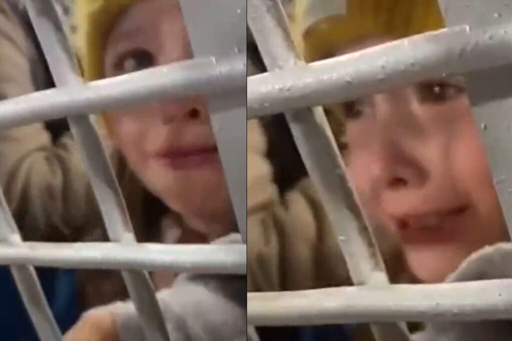 As crianças foram junto das mães deixar flores na embaixada ucraniana na Rússia