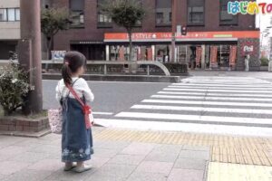 As crianças são supervisionadas por adultos da produção do programa