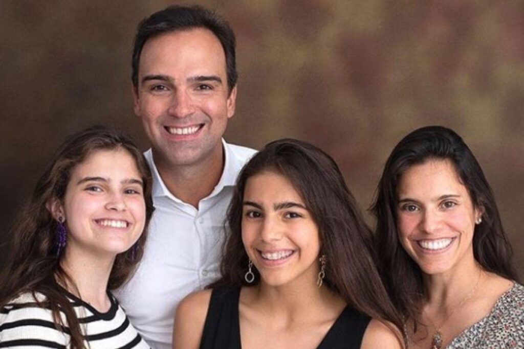 Tadeu e a família celebrando o início do BBB 22