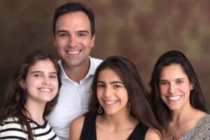 Tadeu e a família celebrando o início do BBB 22