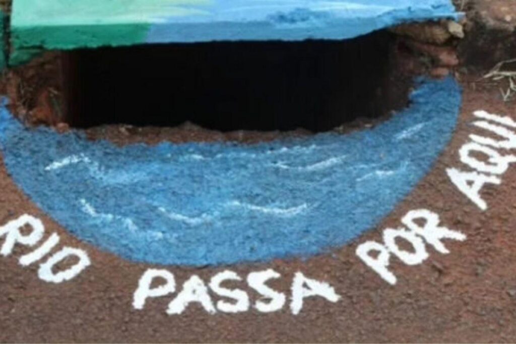 As crianças estão pintando os bueiros para conscientizar os adultos sobre o descarte de lixo