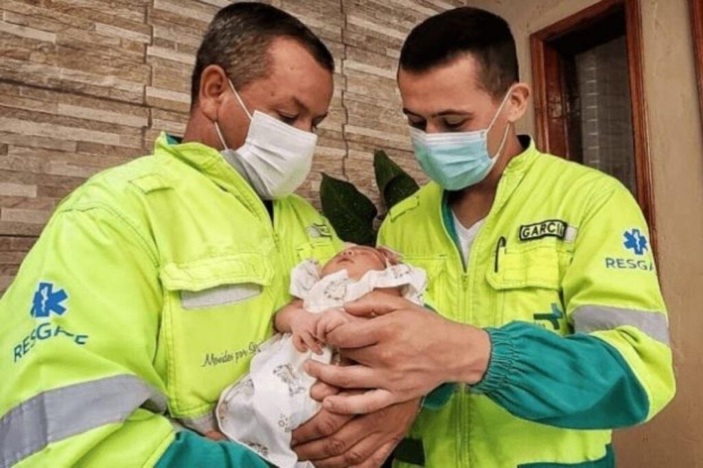 A mulher precisou dar à luz na rodovia por causa do trânsito