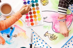 Seja desenhando, contando histórias, ou brincando de faz de conta com bichos de pelúcia, o que importa é exercitar a imaginação