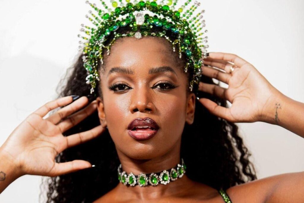 Pai de Iza diz estar chateado por falta de contato com a filha, segundo colunista