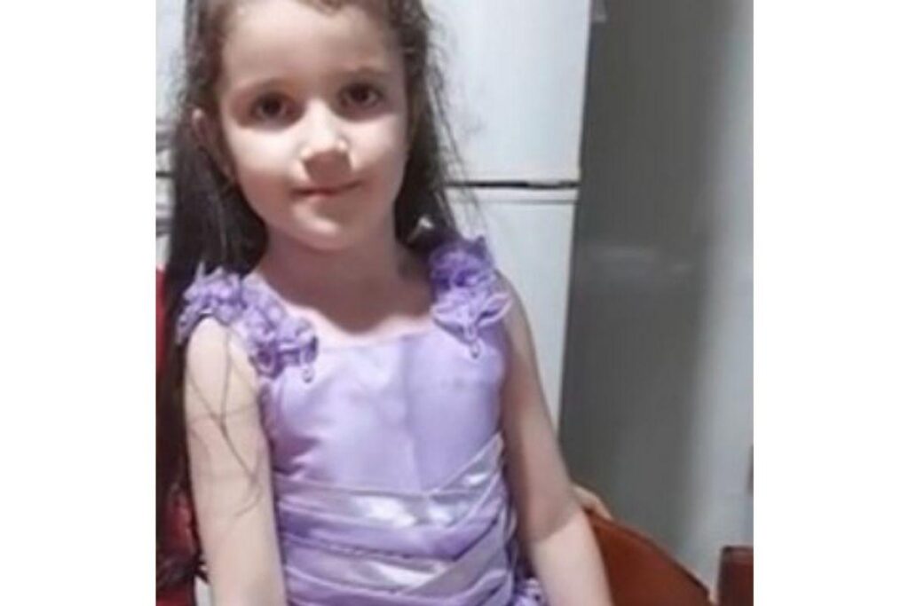 Menina de 5 anos morre queimada em ritual com presença da mãe, avós e tios