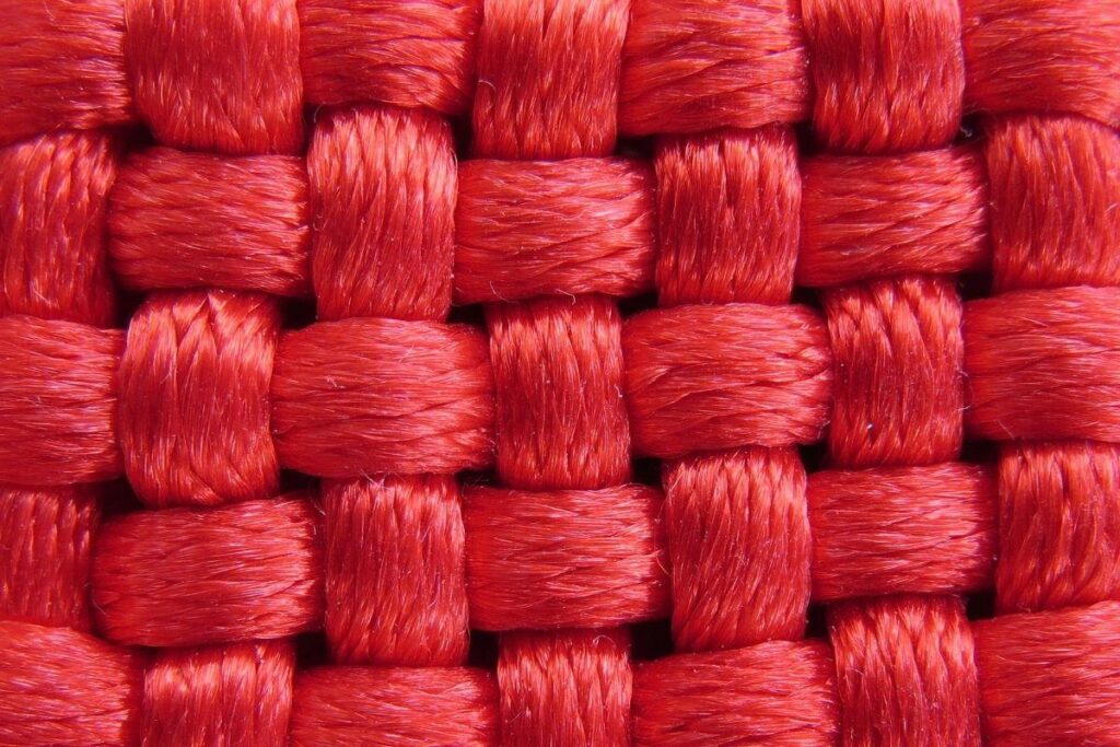 A dor de garganta possui diversas causas. Quando desencadeada por um quadro bacteriano, é possível que o paciente tenha até febre