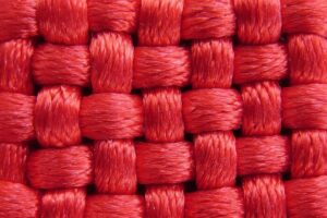 A dor de garganta possui diversas causas. Quando desencadeada por um quadro bacteriano, é possível que o paciente tenha até febre