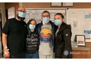 Homem desconhecido doa rim para que pai solo com doença rara consiga ver os filhos crescerem