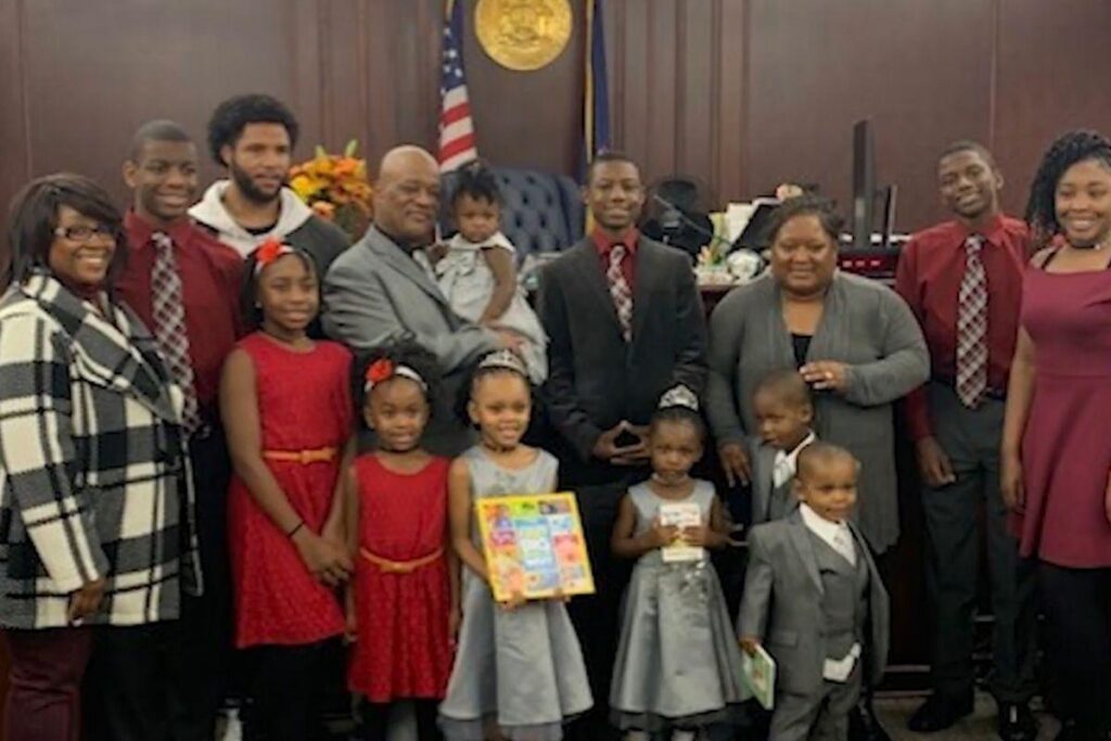 Lamont adotou cinco irmãos que estavam em lares diferentes para que eles pudessem crescer juntos