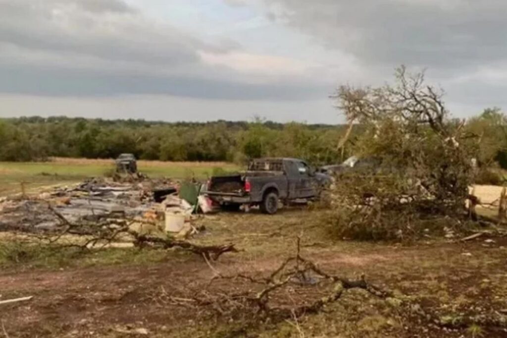 Menina de 6 anos vai parar em cima de árvore após ser arremessada por tornado