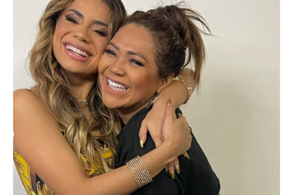 Mãe de Lexa desfila na Sapucaí e é elogiada pela filha ao mostrar fotos do momento