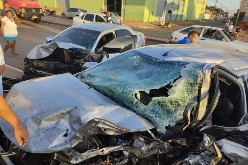 Os dois carros colidiram e avançaram na calçada