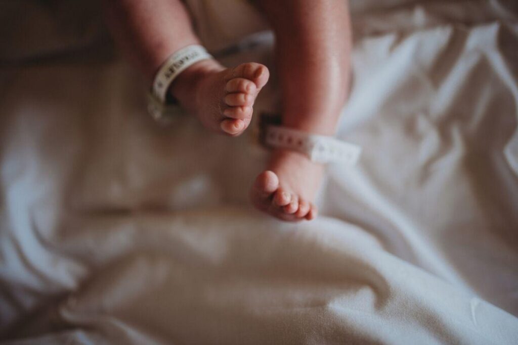 A mãe da bebê é suspeita após a morte repentina da criança