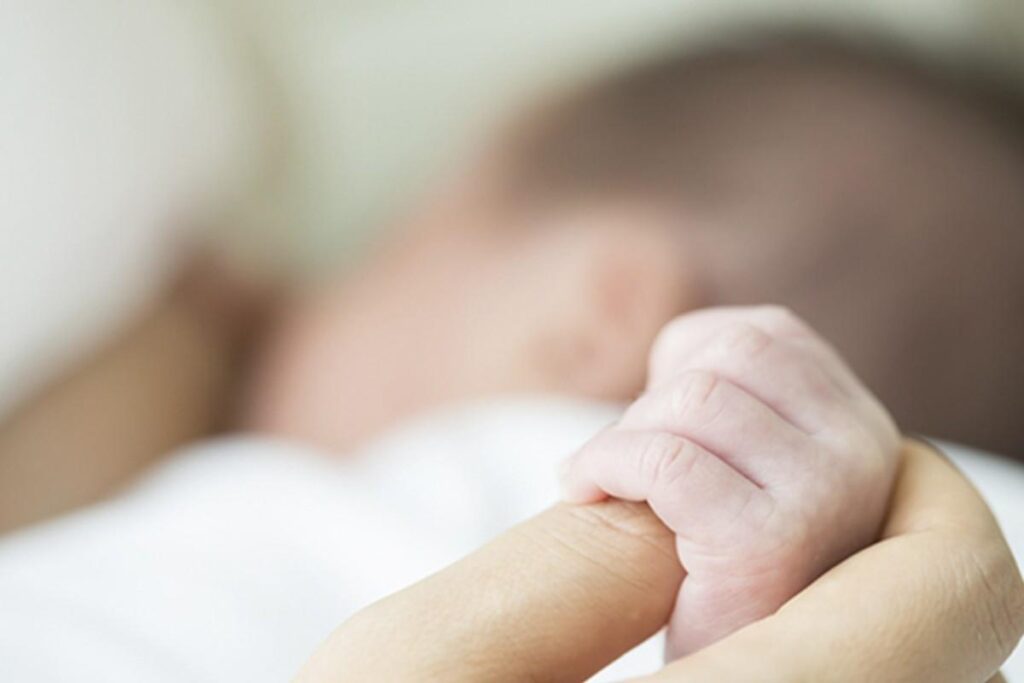 Por não ter condição financeira, família se nega a ficar com o bebê