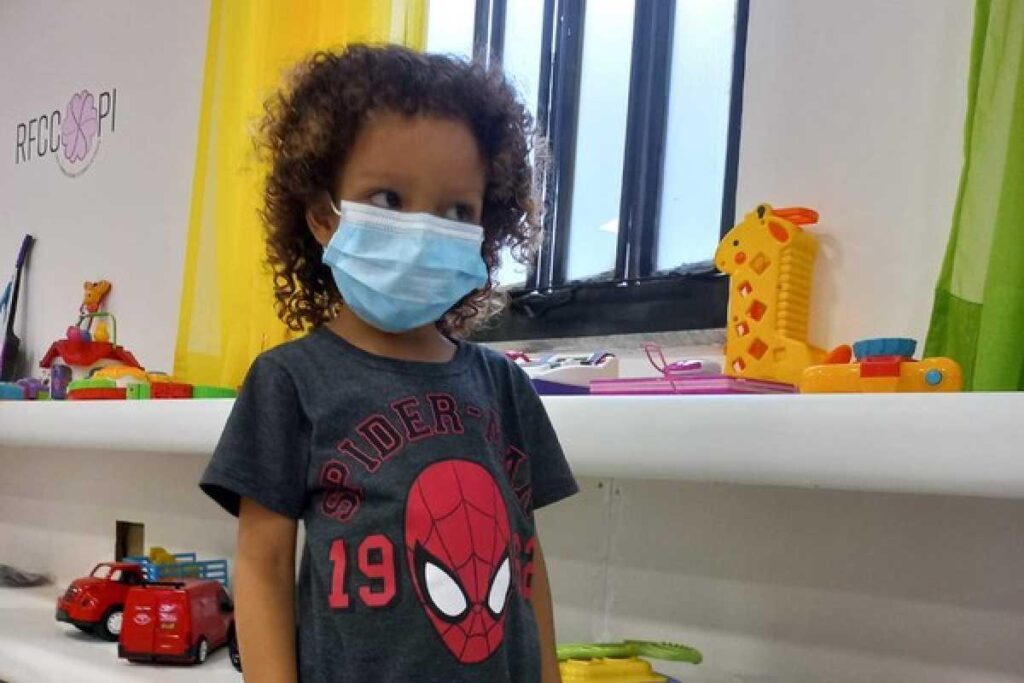 Emanoel Salvador doou o cabelo para crianças em tratamento contra o câncer