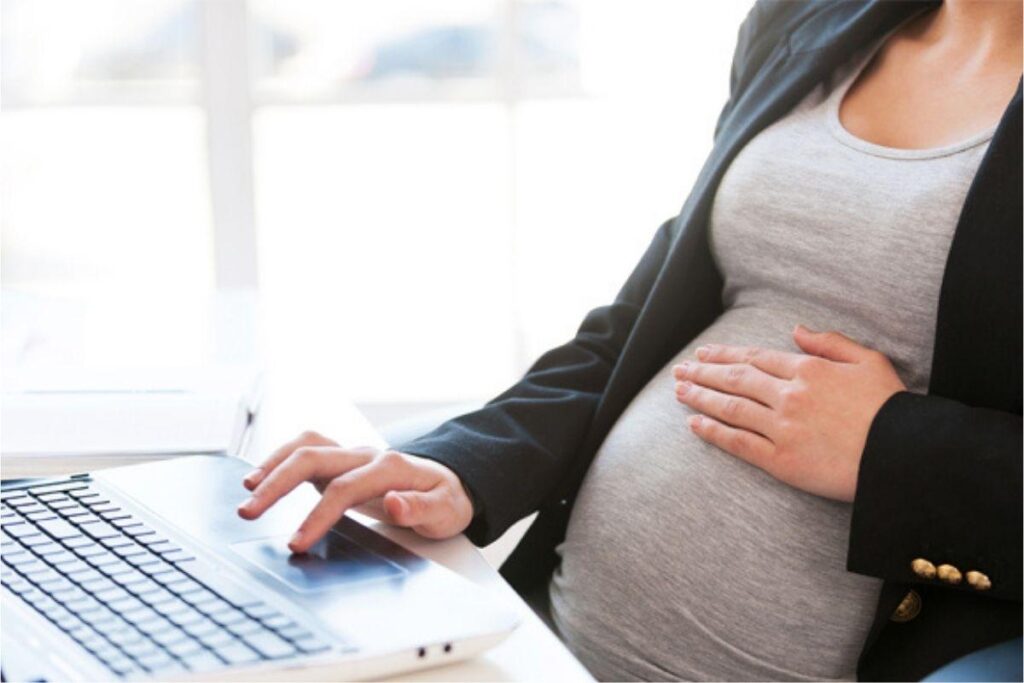 O salário-maternidade é um benefício pago à mulher (ou homem) que precise se ausentar do trabalho para cuidar do filho