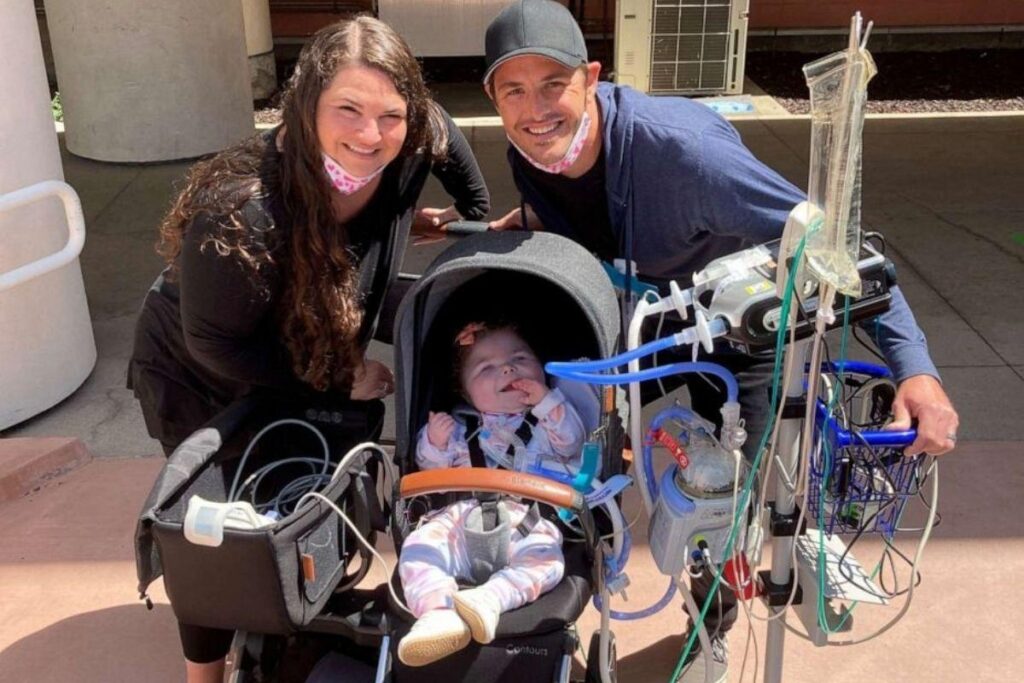 Menina que passou a vida toda internada finalmente recebe alta e volta para casa com a família