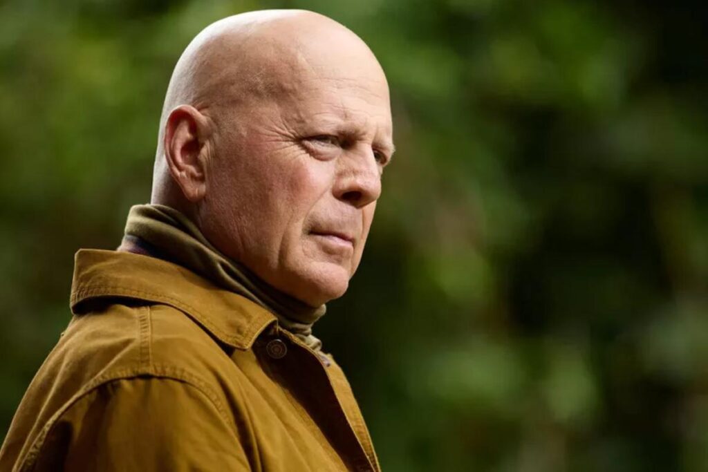 Bruce Willis tem passeio ao ar livre pela primeira vez após diagnóstico de afasia