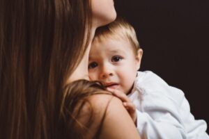 A mãe foi criticada por deixar a filha andar sozinha pelo café