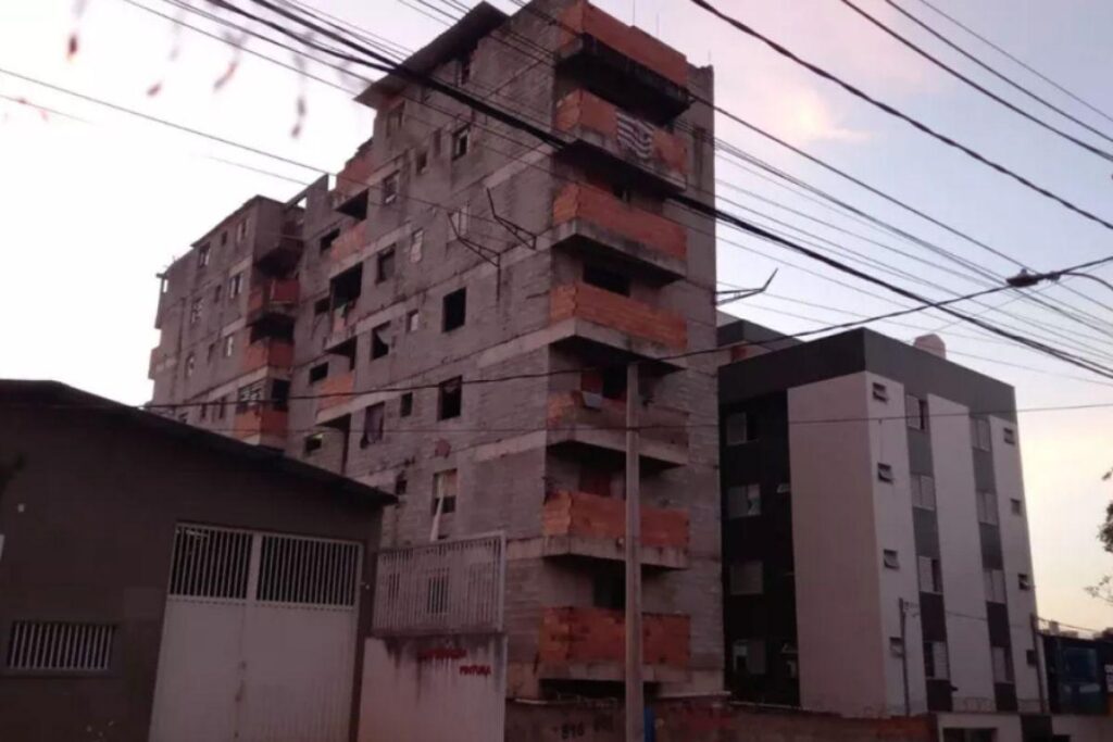 A mulher recebeu um tiro na cabeça após tentar impedir que dois homens atirassem no filho dela