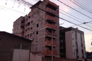 A mulher recebeu um tiro na cabeça após tentar impedir que dois homens atirassem no filho dela