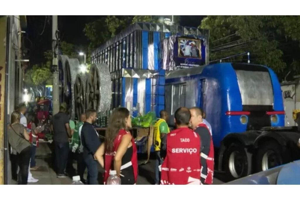 Raquel caiu de um carro alegórico no Carnaval do Rio