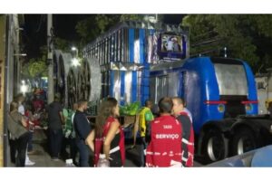 Raquel caiu de um carro alegórico no Carnaval do Rio