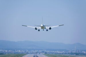 Brasileiros e turistas vacinados contra covid-19 com as duas doses não precisam mais fazer teste antes do embarque