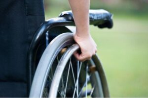 Uma mulher desabafou depois da sogra ficar inconformada por ela não deixar a cadeira de rodas no dia do casamento