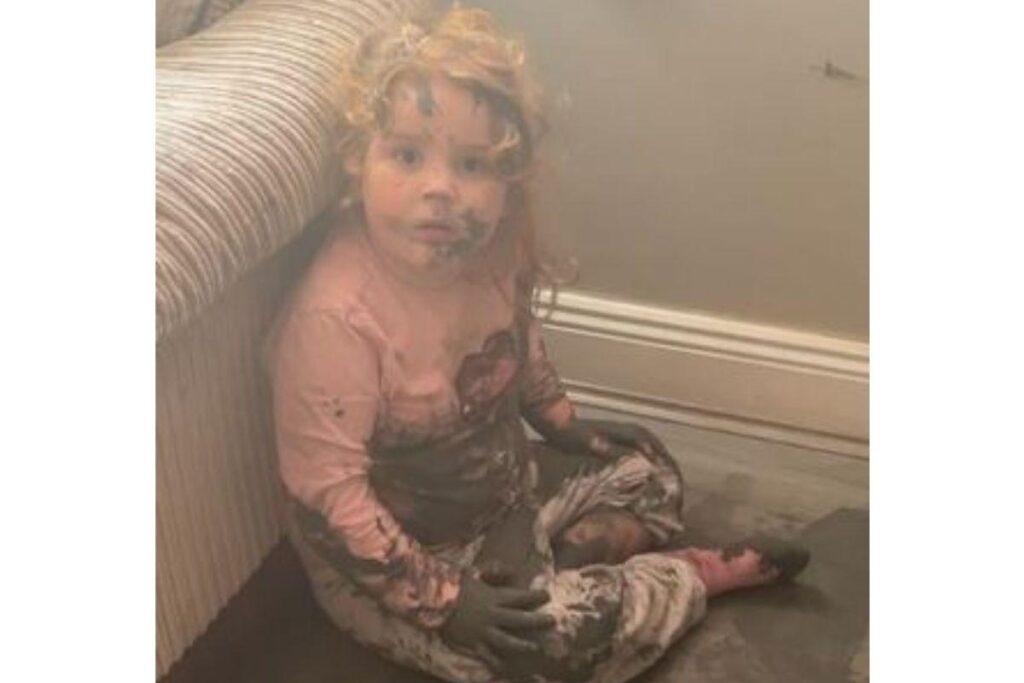 Mãe viraliza ao mostrar ‘arte’ das filhas com tinta preta em toda a casa recém-reformada