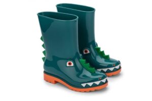 Melissa e Fábula se unem para criar coleção de sandálias e galochas superdivertidas