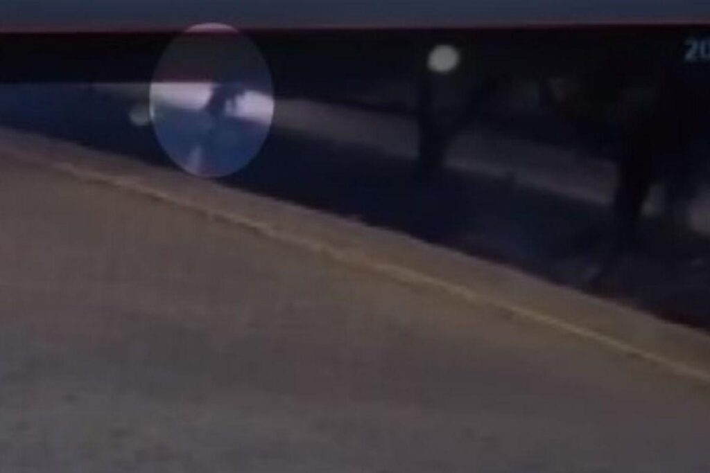 A câmera de segurança flagrou o momento em que a mãe joga o bebê no córrego