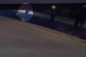 A câmera de segurança flagrou o momento em que a mãe joga o bebê no córrego