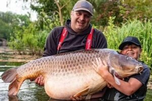 O menino de 11 anos bateu o recorde de pescaria júnior