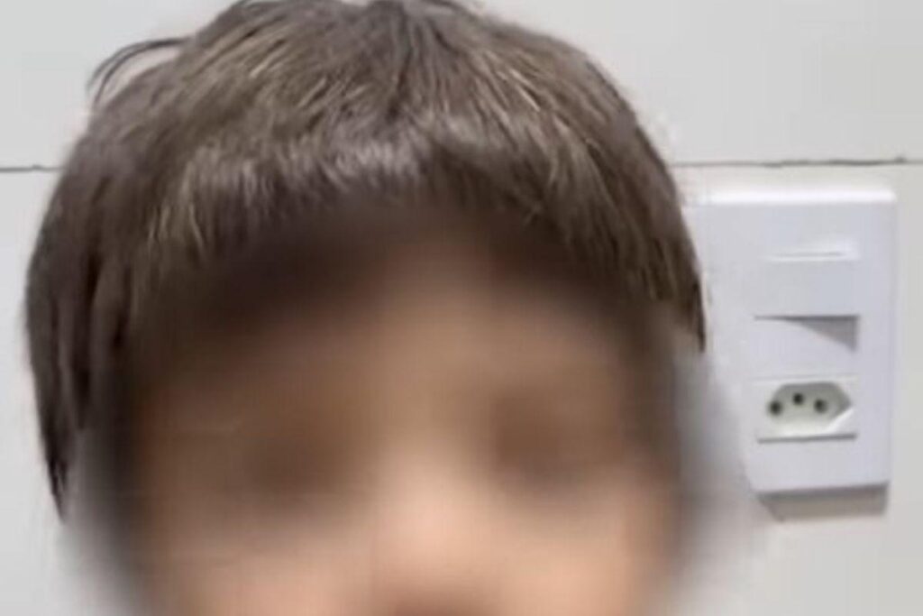 A mãe mostrou o exemplo que queria para o cabelo do filho, mas o resultado não foi o esperado